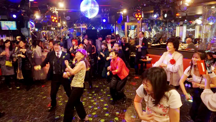 徐委員長與大家共舞